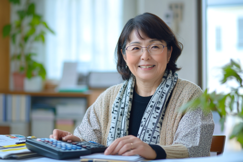 Japanese woman, 30, smiles, budgets with calculator